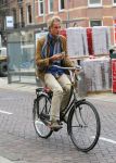 Amsterdam 23 september 2014
Jeroen Pauw op de fiets in Amsterdam zuid continu kijkend op zijn mobiel.