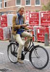 Amsterdam 23 september 2014
Jeroen Pauw op de fiets in Amsterdam zuid continu kijkend op zijn mobiel.