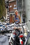 Amsterdam 23 september 2014
Jeroen Pauw op de fiets in Amsterdam zuid continu kijkend op zijn mobiel.