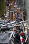 Amsterdam 23 september 2014
Jeroen Pauw op de fiets in Amsterdam zuid continu kijkend op zijn mobiel.