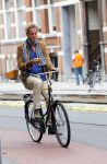 Amsterdam 23 september 2014
Jeroen Pauw op de fiets in Amsterdam zuid continu kijkend op zijn mobiel.