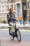 Amsterdam 23 september 2014
Jeroen Pauw op de fiets in Amsterdam zuid continu kijkend op zijn mobiel.