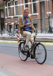 Amsterdam 23 september 2014
Jeroen Pauw op de fiets in Amsterdam zuid continu kijkend op zijn mobiel.