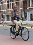 Amsterdam 23 september 2014
Jeroen Pauw op de fiets in Amsterdam zuid continu kijkend op zijn mobiel.
