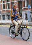 Amsterdam 23 september 2014
Jeroen Pauw op de fiets in Amsterdam zuid continu kijkend op zijn mobiel.