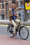 Amsterdam 23 september 2014
Jeroen Pauw op de fiets in Amsterdam zuid continu kijkend op zijn mobiel.