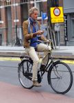 Amsterdam 23 september 2014
Jeroen Pauw op de fiets in Amsterdam zuid continu kijkend op zijn mobiel.