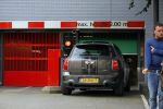 Amsterdam 23 september 2014
Joop Braakhekke met boodschappen bij zijn huis