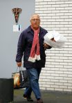Amsterdam 23 september 2014
Joop Braakhekke met boodschappen bij zijn huis