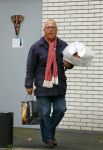 Amsterdam 23 september 2014
Joop Braakhekke met boodschappen bij zijn huis