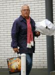 Amsterdam 23 september 2014
Joop Braakhekke met boodschappen bij zijn huis