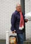 Amsterdam 23 september 2014
Joop Braakhekke met boodschappen bij zijn huis