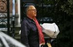 Amsterdam 23 september 2014
Joop Braakhekke met boodschappen bij zijn huis
