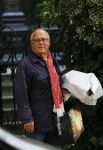Amsterdam 23 september 2014
Joop Braakhekke met boodschappen bij zijn huis