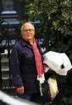 Amsterdam 23 september 2014
Joop Braakhekke met boodschappen bij zijn huis