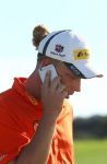 Vilamoura 10-11-12 Oktober 2014
Portugal Masters op GC Victoria
Vanwege de zware regenval gereduceerd van 72 naar 36 Holes
Marcel siem met mobiele telefoon en sigaret
Foto Peter Smulders BV