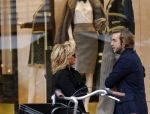 Amsterdam 8 oktober 2015 
Connie Breukhoven met een kennis op pc hooftstraat