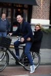 Amsterdam 12 oktober 2015
Connie Breukhoven achter op de fiets bij haar vriend eugene v Dun