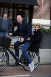 Amsterdam 12 oktober 2015
Connie Breukhoven achter op de fiets bij haar vriend eugene v Dun
