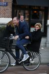 Amsterdam 12 oktober 2015
Connie Breukhoven achter op de fiets bij haar vriend eugene v Dun