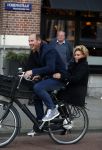 Amsterdam 12 oktober 2015
Connie Breukhoven achter op de fiets bij haar vriend eugene v Dun