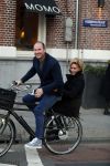 Amsterdam 12 oktober 2015
Connie Breukhoven achter op de fiets bij haar vriend eugene v Dun