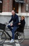 Amsterdam 12 oktober 2015
Connie Breukhoven achter op de fiets bij haar vriend eugene v Dun