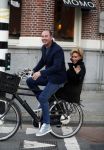 Amsterdam 12 oktober 2015
Connie Breukhoven achter op de fiets bij haar vriend eugene v Dun