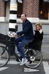 Amsterdam 12 oktober 2015
Connie Breukhoven achter op de fiets bij haar vriend eugene v Dun