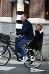 Amsterdam 12 oktober 2015
Connie Breukhoven achter op de fiets bij haar vriend eugene v Dun