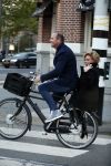 Amsterdam 12 oktober 2015
Connie Breukhoven achter op de fiets bij haar vriend eugene v Dun