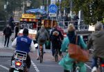 Amsterdam 12 oktober 2015
Connie Breukhoven achter op de fiets bij haar vriend eugene v Dun