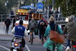 Amsterdam 12 oktober 2015
Connie Breukhoven achter op de fiets bij haar vriend eugene v Dun