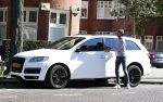 Amsterdam 1 oktober 2015
Dave Roelvink met zijn eerste eigen nieuwe auto een audi Q7