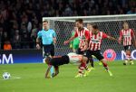 Eindhoven, 15 September 2015
CL 2015/2016
Eerste wedstrijd PSV-Manchester United, eindstand 2-1
Davy Propper in duel met Ashley Young