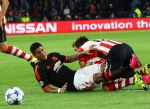 Eindhoven, 15 September 2015
CL 2015/2016
Eerste wedstrijd PSV-Manchester United, eindstand 2-1
Davy Propper in duel met Marcos Rojo
