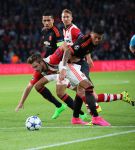 Eindhoven, 15 September 2015
CL 2015/2016
Eerste wedstrijd PSV-Manchester United, eindstand 2-1
Davy Propper in duel met Marcos Rojo
