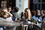 Amsterdam 30 september 2015 
Doutzen Kroes met manager Sarah Keller en PA op terras.