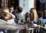 Amsterdam 30 september 2015 
Doutzen Kroes met manager Sarah Keller en PA op terras.