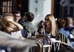 Amsterdam 30 september 2015 
Doutzen Kroes met manager Sarah Keller en PA op terras.