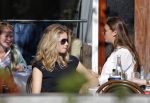 Amsterdam 30 september 2015 
Doutzen Kroes met manager Sarah Keller en PA op terras.