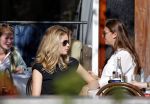 Amsterdam 30 september 2015 
Doutzen Kroes met manager Sarah Keller en PA op terras.