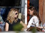 Amsterdam 30 september 2015 
Doutzen Kroes met manager Sarah Keller en PA op terras.