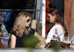 Amsterdam 30 september 2015 
Doutzen Kroes met manager Sarah Keller en PA op terras.
