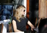 Amsterdam 30 september 2015 
Doutzen Kroes met manager Sarah Keller en PA op terras.