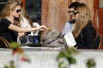 Amsterdam 30 september 2015 
Doutzen Kroes met manager Sarah Keller en PA op terras.