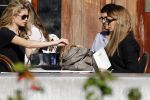 Amsterdam 30 september 2015 
Doutzen Kroes met manager Sarah Keller en PA op terras.