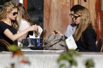 Amsterdam 30 september 2015 
Doutzen Kroes met manager Sarah Keller en PA op terras.