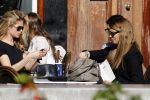 Amsterdam 30 september 2015 
Doutzen Kroes met manager Sarah Keller en PA op terras.