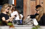 Amsterdam 30 september 2015 
Doutzen Kroes met manager Sarah Keller en PA op terras.